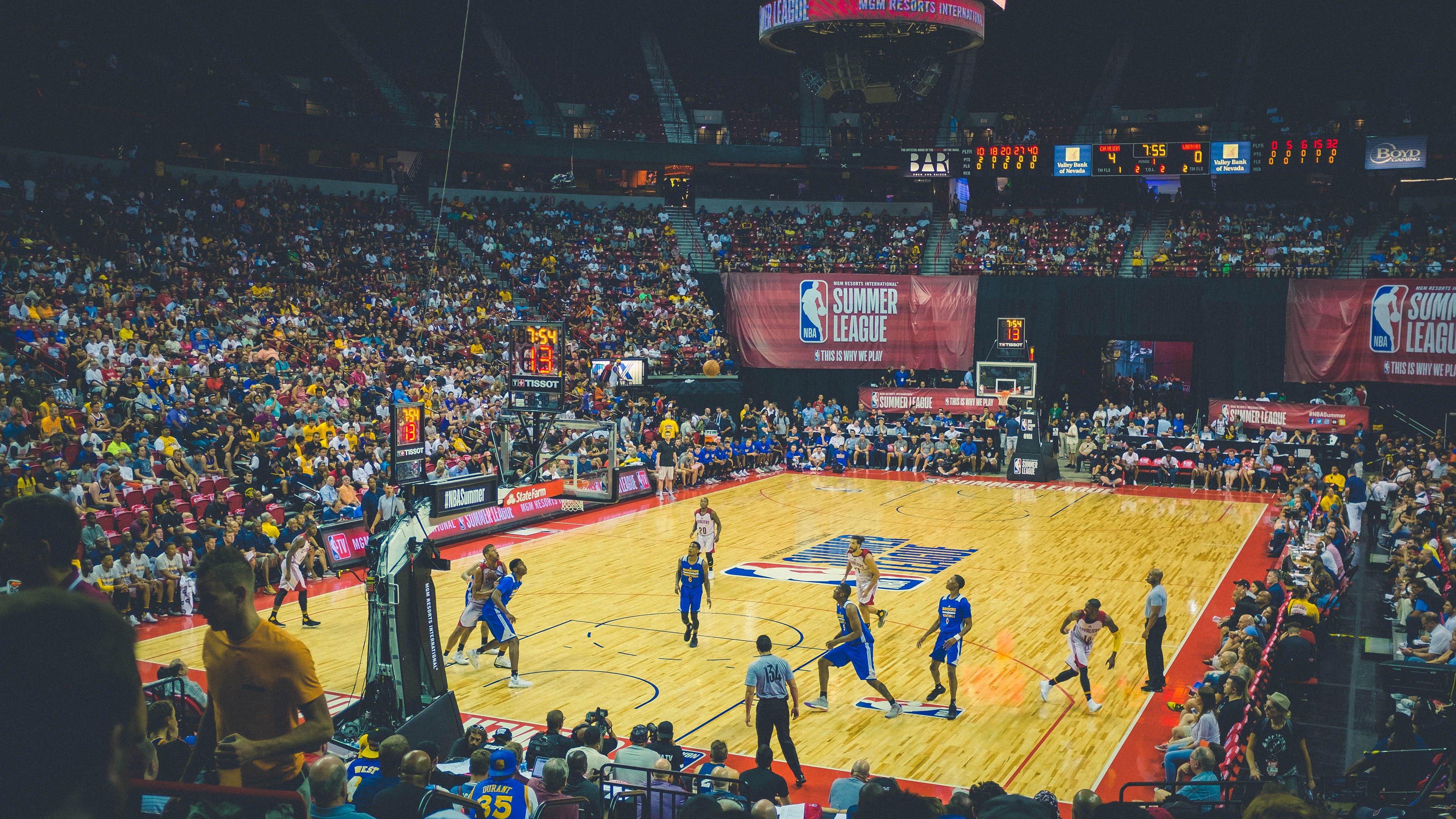 篮网球馆设“静音观赛区”，为高敏感观众提供安静环境，篮网球馆能容纳多少人